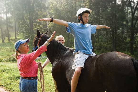 درمان مشکلات رفتاری هیجانی کودکان با اسب درمانی